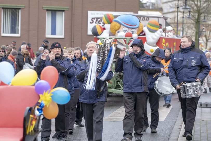 Der Karnevalsumzug am Rosenmontag (04.03.2019) in Herne (NW). Der Umzug startete pünktlich um 12 Uhr vom Kurt-Edelhagen-Platz in Sodingen in Richtung Innenstadt. Trotz der Unwetterwarnung des DWD hatten sich die HeKaGe und das Ordnungsamt entschieden, den Zug rollen zu lassen. Kurz nach dem Start setzte ein heftiger Schauer ein, der Teilnehmer und Zuschauer ordentlich durchweichte.