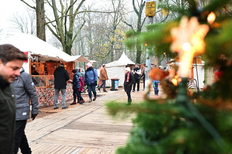 Der Mittelalter-Adventsmarkt auf und um das Schloss Strünkede.