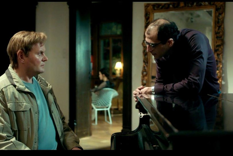 Thomas (Devid Striesow) und Andrej (Ivan Shvedoff) in der abgeschiedenen Villa, im Hintergrund Liza (Camilla Borghesani).
