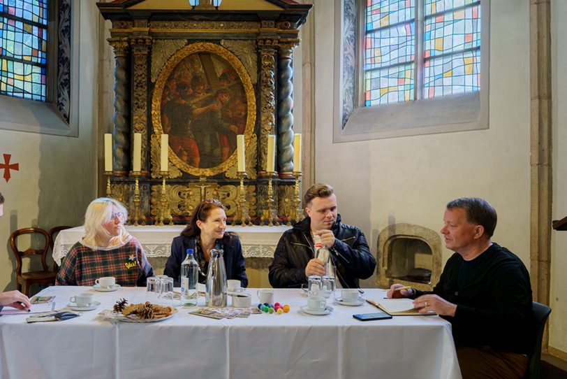 Beim Pressegespräch für den Strünkeder Advent 2023 in der Kapelle am Schloss Strünkede: (v.li.) Chiara Cremon, Andrea Prislan (beide Emschertalmuseum), Dustin Heye (Radio Herne) und Patrick Mammen (Pressebüro Stadt Herne).