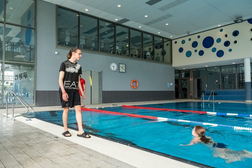 Seepferdchenabnahme der DLRG Herne im Wananas in den Osterferien 2023. 130 Kinder erreichten ihr Abzeichen, nachdem sie an den Schwimmkursen durch das Projekt "NRW kann schwimmen" teilgenommen haben.