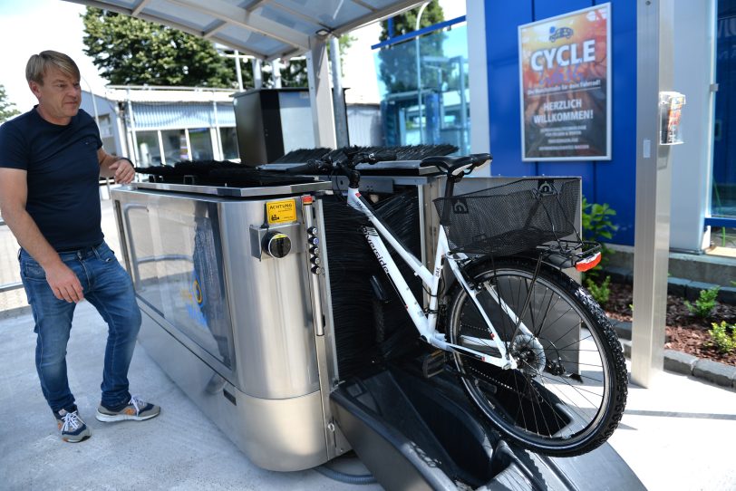 Klaus Peter Klaeser betreibt die erste stationäre Fahrrad-Waschstation im Land, auf dem Gelände des Autowaschcenters Klaeser an der Dorstener Straße.