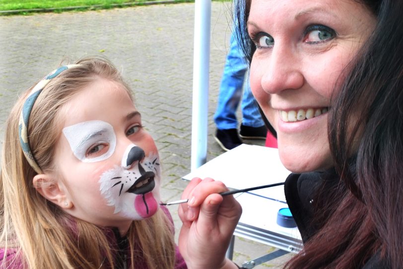 Kinderschminken beim Frühlingsfest.