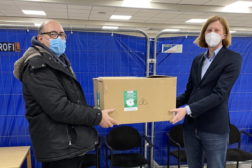 Der Betriebsleiter der Herner Tafel Andreas Blisse und der Geschäftsführer der Kreitz & Ostermann GmbH Thorsten Warner bei der Übergabe von 1.000 FFP2-Masken.