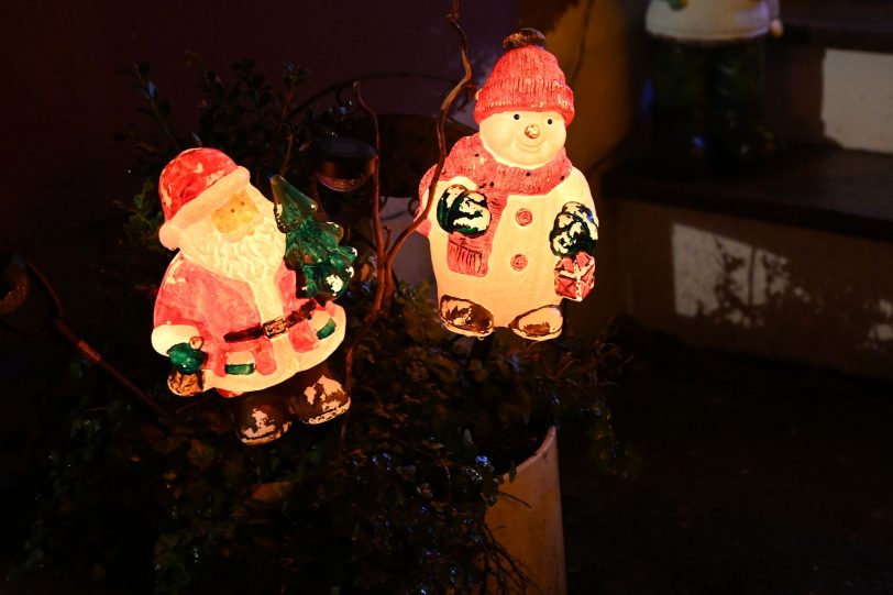 Ein weihnachtlich geschmücktes Haus in der Dannekamp-Siedlung