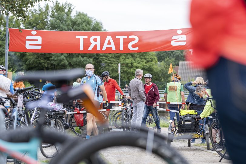 Spendenradeln für das Lukas-Hospiz in Herne (NW), am Samstag (25.07.2020). Start war in diesem Jahr - coronabedingt - die Künstlerzeche Unser Fritz in Wanne, von wo aus die Radfahrerinnen und Radfahrer in die verschiedenen Richtungen aufbrachen, um Spendengelder einzusammeln.