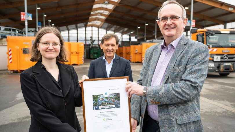 Bei der Übergabe der Urkunde zum Wettbewerb Grüner Wertstoffhof: (v.li.) Dr. Marieke Hoffmann (Deutsche Umwelthilfe), OB Dr. Frank Dudda und Horst Tschöke (Vorstand Entsorgung Herne).