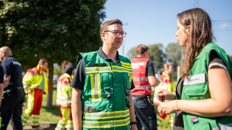 Die Feuerwehr Herne übte mit verschiedenen Organisationen sowie Medizinstudenten des Marien Hospital Herne den Ernstfall. Simuliert wurden eine Explosion am Steag-Kraftwerk sowie zwei Verkehrsunfälle. Im Bild (li.) Philipp Hapig, Teamleiter Rettungsdienst der Berufsfeuerwehr Herne mit zahlreichen "Verletzten".