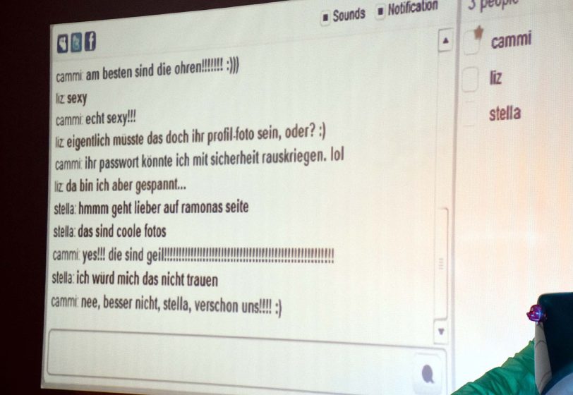 Aufführung des Stücks (S)Chattenwelten des Theaters PISAK aus Bielefeld.