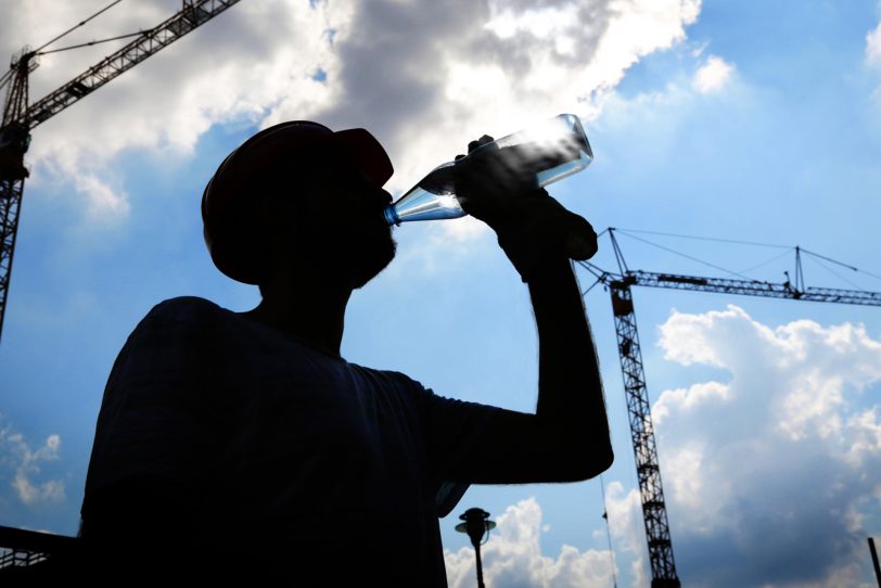 Menschen, die unter freiem Himmel arbeiten, haben ein hohes Risiko, durch Sonne und Hitze im Job krank zu werden.