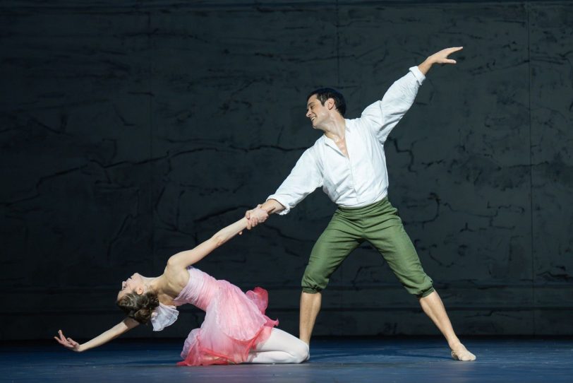 Die Königstochter heißt nun Aurora (Chiara Scarrone) und der Königssohn Désiré (Lucas Erni), beide kommen aber auch bei Bridget Breiner zusammen, wenn auch anders als im Grimmschen Märchen „Dornröschen“.