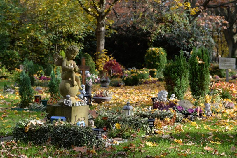 Grabschmuck auf dem Friedhof in Holsterhausen.