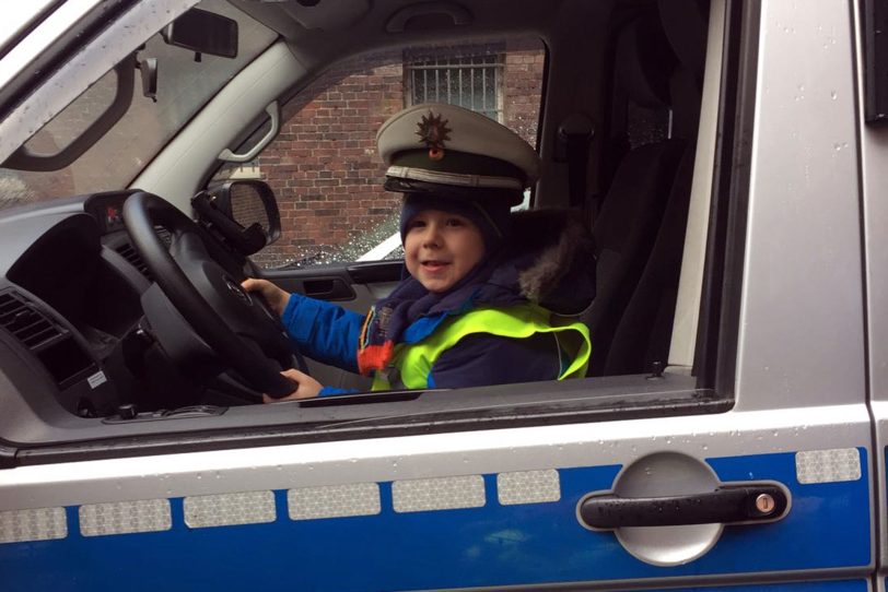 Philipp im Polizeiauto.