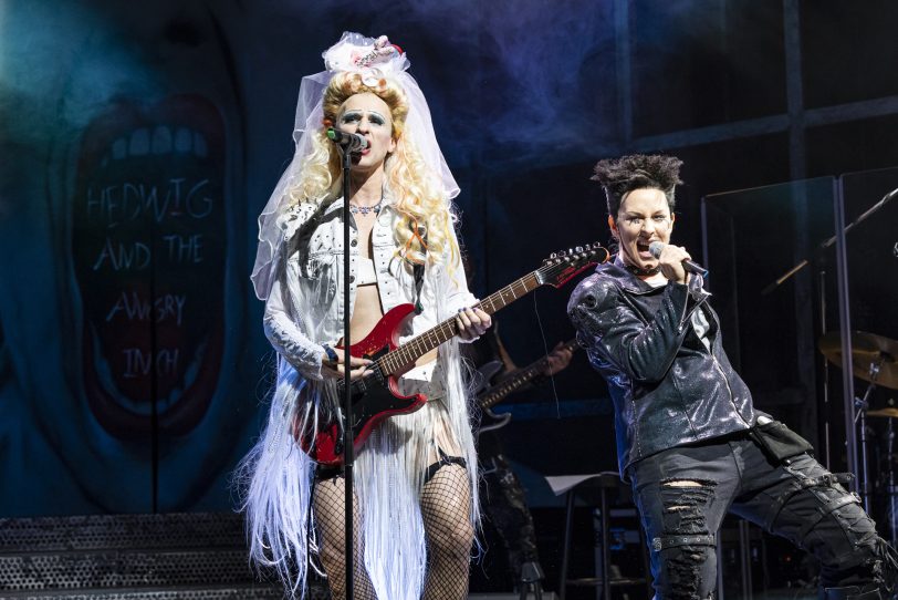 Hedwig and The Angry Inch: Alex Melcher als Hedwig und Nina Janke als Yitzhak.