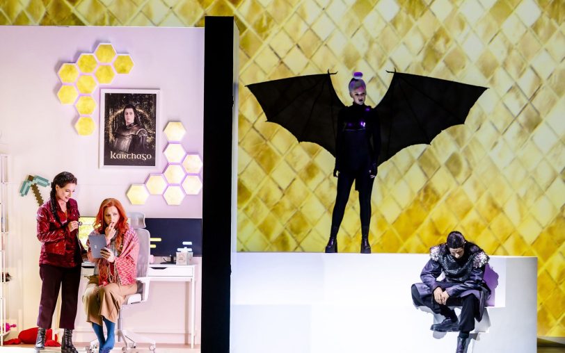 „Dido und Aeneas“: Ihre Freundin Belinda (Sylvia Hamvasi, li.) hat Dido (Anna Harvey) darin bestärkt, sich mit Aeneas (Jake Muffett, r.) einzulassen. Doch der wird von einem Geist (Charlotte Langner) heimgesucht, der den Götterboten Merkur in Gestalt einer Fledermaus verkörpert.