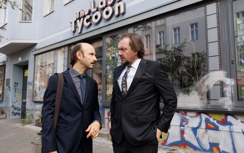 „Fakt“-Journalist Alexander Landmann (Leon Ullrich, li.) wittert beim Prenzlberger Videotheken-Inhaber Micha Hartung (Charly Hübner) die Story seines Lebens.