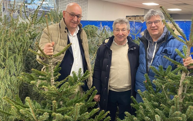 300 Weihnachtsbäume für die Herner Tafel überreichten Manfred Ausmeier (Mi.) und Harald Ausmeier (li.), Geschäftsführer der Baumaschinen Rhein-Ruhr GmbH, an die Herner Tafel und den stellvertretenden Vorsitzenden, Torsten Biermann.