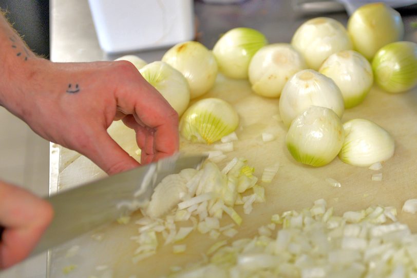 Sardischer Abend im Ollis: Zwiebeln, Zwiebeln, Zwiebel für die Salsiccia-Sauce – die ganze Küche weinte.