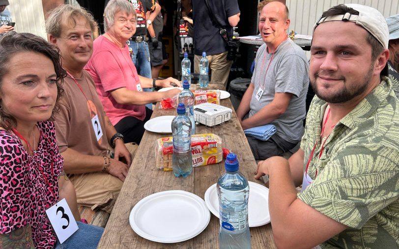 Auch Thilo (5. l.) nahm am Schärfe-Wettessen im Imbiss 