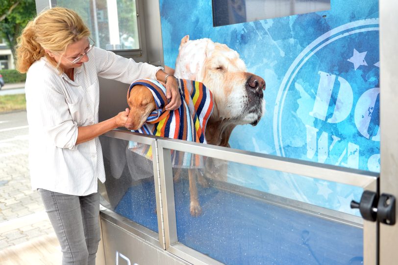 In Wanne-Eickel gibt es die erste Hundewaschanlage auf dem Gelände des Autowaschcenters Klaeser an der Dorstener Straße. im Bild: Hündin Luna mit Frauchen Anne, die die Waschanlage ausprobieren.