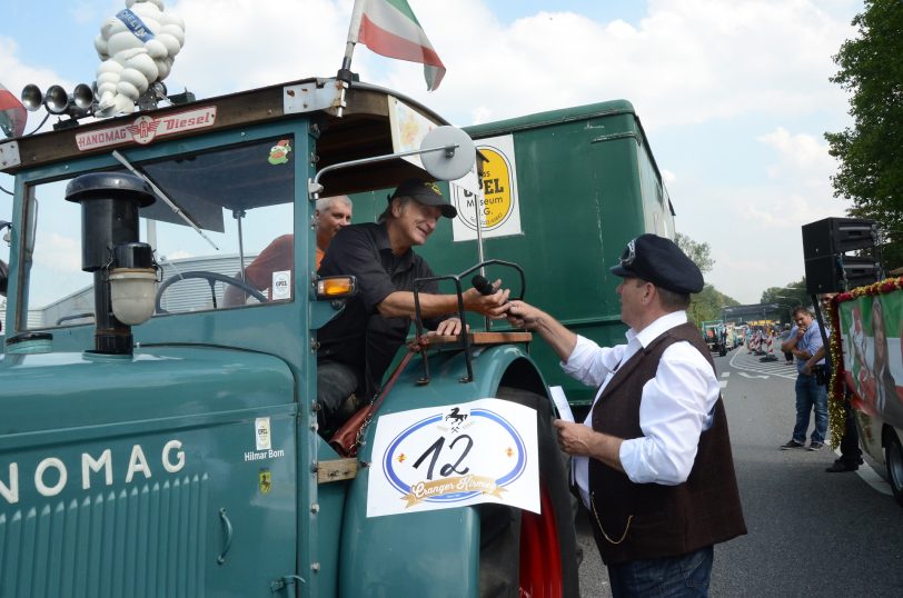 Kirmesoldtimer fahren von Bochum zum Cranger Kirmesplatz