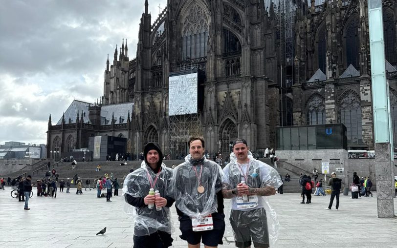 Vor dem Kölner Dom: Die Teilnehmer (v.li.) Mario Urbasik, Mario Lassotta und Constantin Claes.