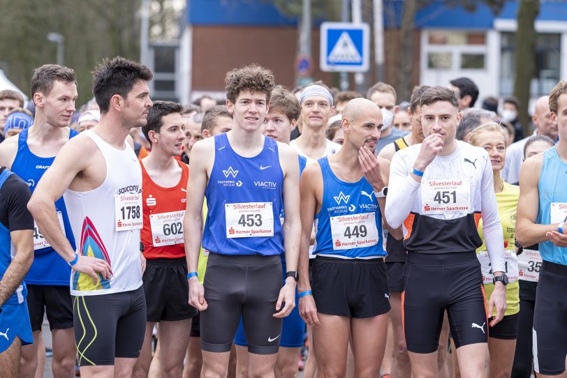 Der 43. Herner Silvesterlauf im Revierpark Gysenberg in Herne (NW), am Freitag (31.12.2021). Coronabedingt ohne Zuschauer und mit 2G.
