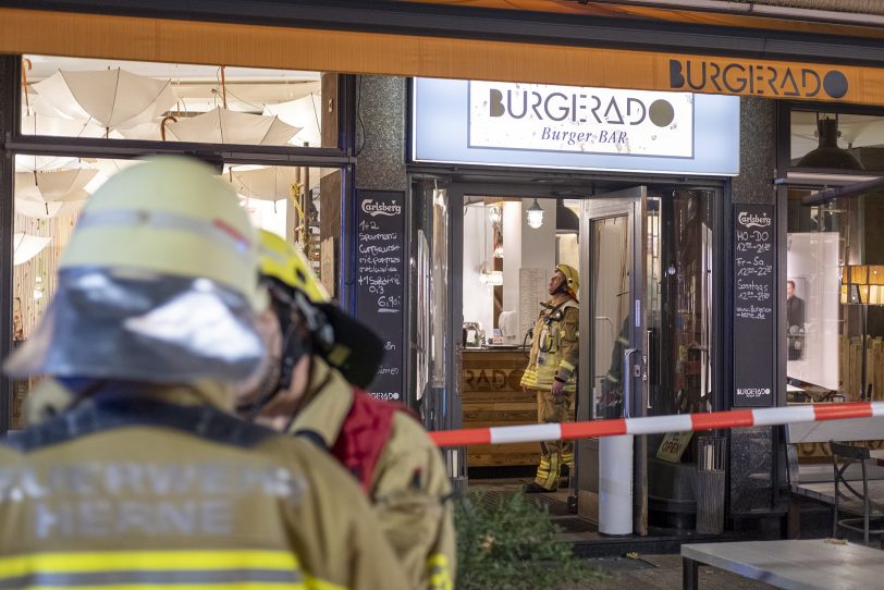 Die Feuerwehr beschränkte ihre Maßnahmen auf das Absperren des Außenbereichs.