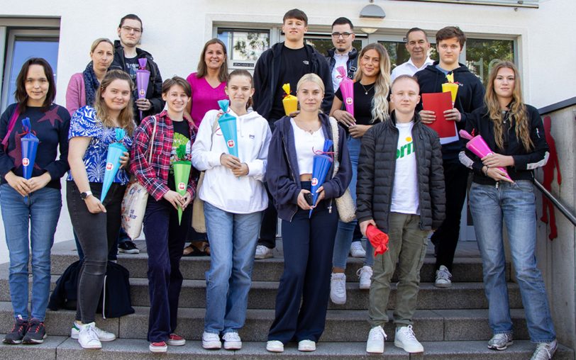 Ab dem Sommer gibt es beim Caritasverband wieder vielfältige Möglichkeiten eines Freiwilligendienstes. Im Bild: BFDler und FSJler des aktuellen Jahrgangs bei ihrer Begrüßung im August 2023 zusammen mit Caritas-Vorstand Ansgar Montag (oben 2. v. r.) und den Caritas-Mitarbeiterinnen Stephanie Deutsch (oben 1. v. l.) und Elisabeth Bruns (oben 3. v. l.)