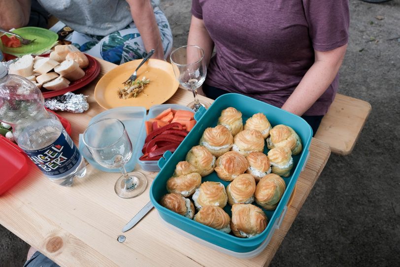 Ökumenische Picknick-Tafel im Horststadion.