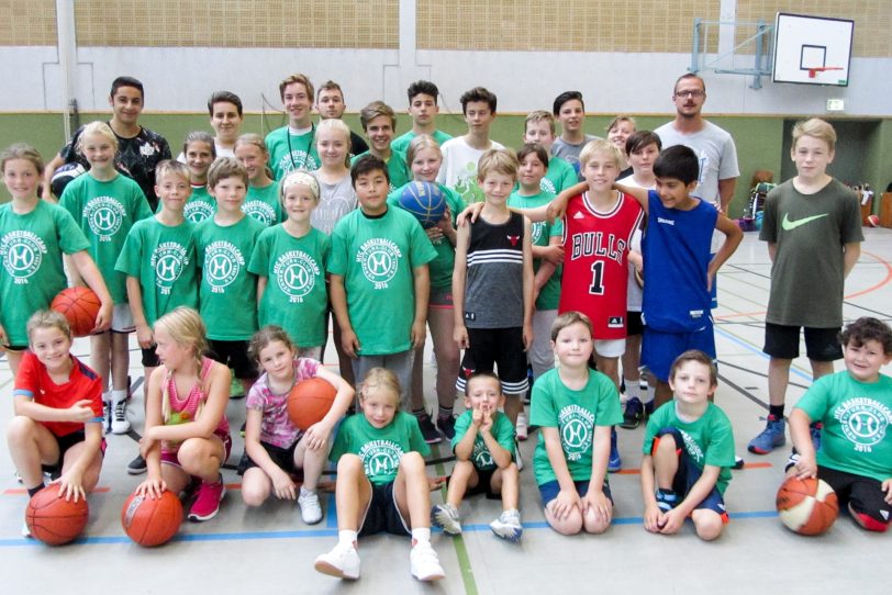 Die Teilnehmer des Sommercamps in der Sporthalle.