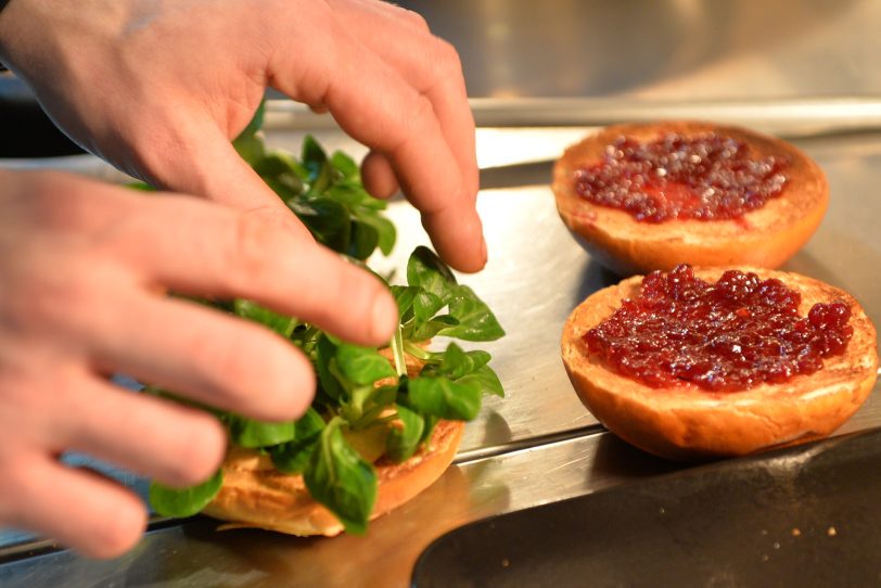 Weihnachts-Burger in Vorbereitung - Preiselbeer-Marmelade und Feldsalat.