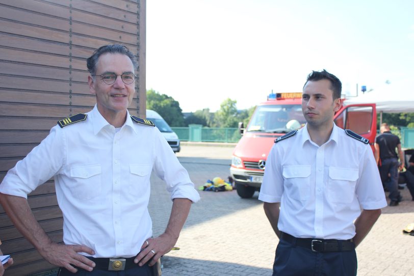 Feuerwehrchef Marco Diesing (li.) und Benjamin Heinemann erläutern die Arbeit der Feuerwehr auf Crange.