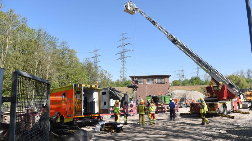 Feuerwehr und Rettungsdienst am Einsatzort, nachdem eine Person in eine zehn Meter tiefe Baugrube gefallen ist.
