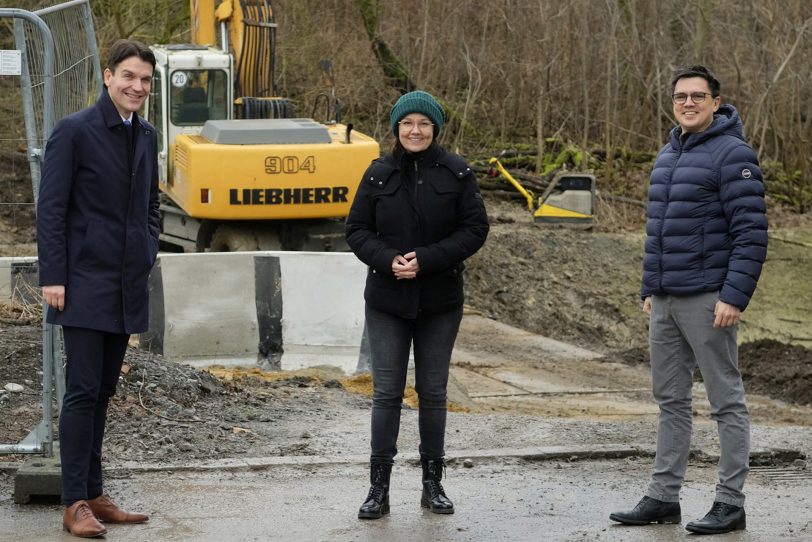Renaturierung im Bereich der Emscher wird fortgesetzt. v.l. Professor Dr. Uli Paetzel, SPD-Bundestagsabgeordnete Michelle Müntefering und ihr Landtagskollege Alexander Vogt.