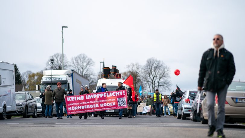 Erneute Impfgegner/Schwurbler-Demo auf dem Cranger Kirmesplatz und Demozug durch die Wanner City am Sonntag (3.4.2022).