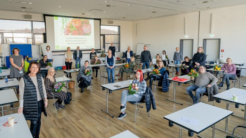Zwölf neue Betreuungskräfte wurden ausgebildet, Dr. Katrin Linthorst, Leiterin Fachbereich Gesundheitsmanagement (links hinten), gratulierte dazu.