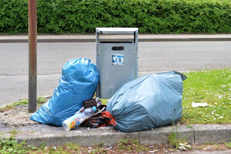 Der SPD-Ortsverein Horsthausen sammelt am 17. April 2021 gemeinsam Müll vom Straßenrand ein (Symbolbild).