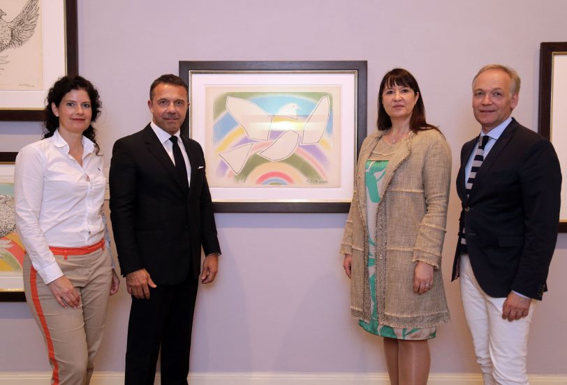 v.l. Andrea Hagemann (Sparkassenstiftung), Olivier Widmaier Picasso, Prof. Dr. Liane Buchholz und Prof. Dr. Markus Müller vor Pablo Picassos Lithografie „Die Taube im Regenbogen“ (1952).