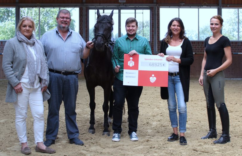 v.l. Safi Thoma (Ruhrwerk), Olaf Weichert, das Pferd Tino, Tobias Weichert, Cordula Klinger-Bischof (Ruhrwerk) und Reitlehrerin Julia Große-Lahr.