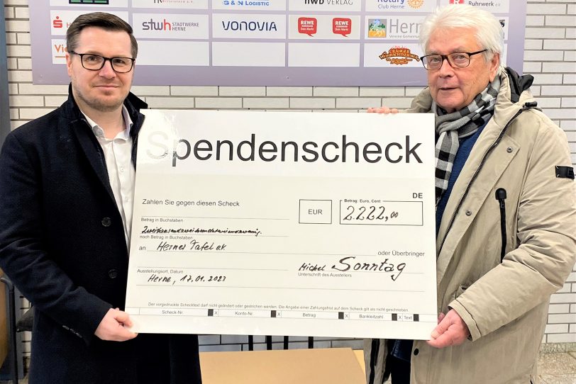 Michel Sonntag hat der Herner Tafel 2.222 Euro gespendet - zu seinem 45. Geburtstag hatte er sich Geld statt Geschenke gewünscht.