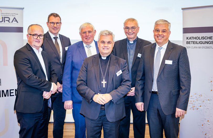 Sie diskutierten mit (v.l.): Volker Mauß (Abteilungsleiter Finanzen Generalvikariat), Marcel Giefers (Geschäftsführer CURA), NRW-Gesundheitsminister Karl-Josef Laumann, Erzbischof Dr. Udo Markus Bentz, Generalvikar Prälat Thomas Dornseifer und Dipl. Kfm. Bernd Koch (Geschäftsführer CURA).