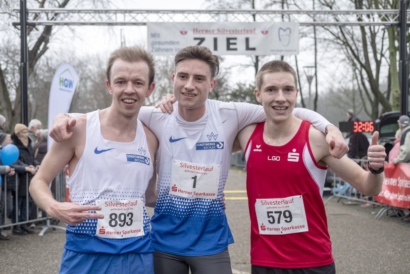Der 41. Herner Silvesterlauf. Das Siegertrio (v-l): Jan Hense (Platz 2), Marius Probst (Platz 1) und Fabian Dillenhöfer (Platz 3).
