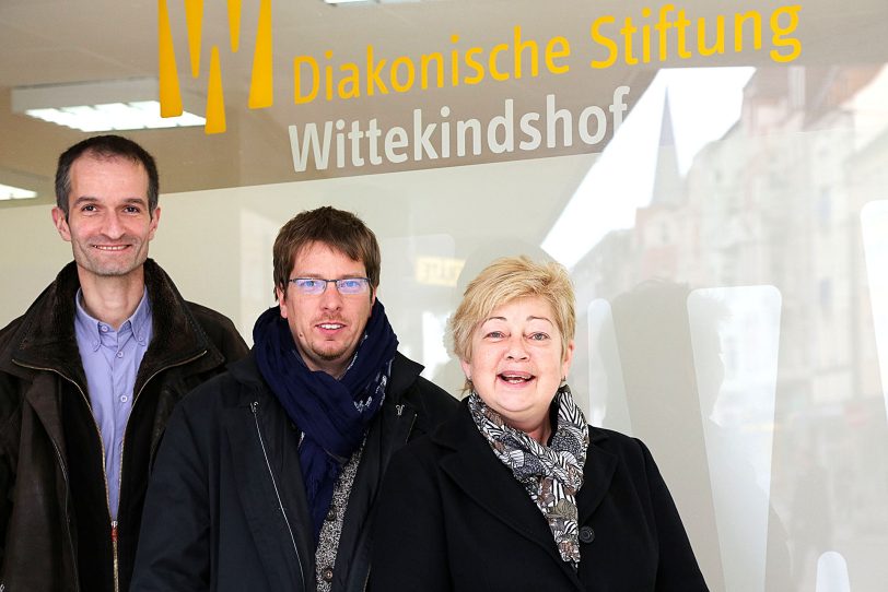 Ralf Schneider, René Lehringer und Dorothee Blome (v.l.) vor dem neuen Büro für Ambulante Hilfen in der Hauptstraße.