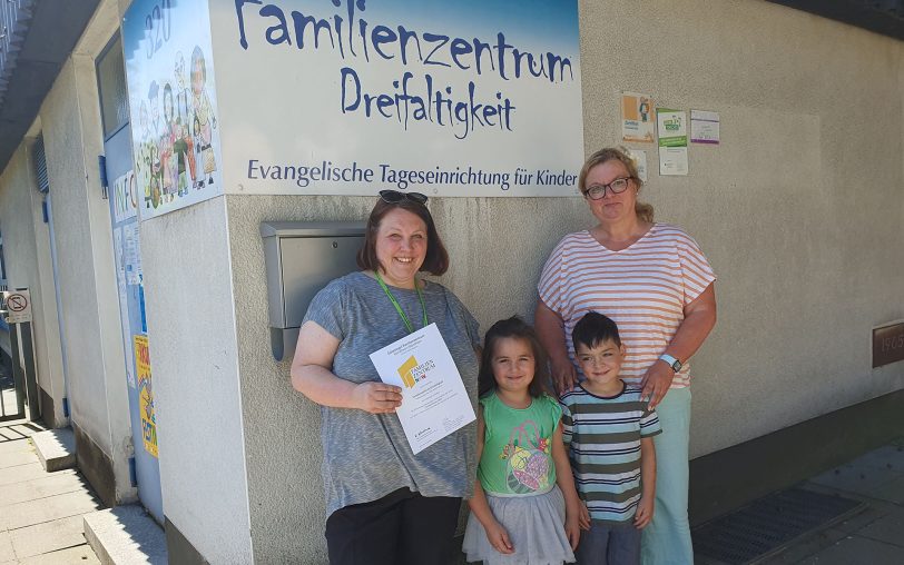 Freuen sich über die erneute Zertifizierung des Evangelischen Familienzentrums an der Holsterhauser Straße: (v.li.) Die Erzieherinnen Annika Leichner und Stefanie Czichy sowie die Kinder Ece (6) und Moritz (5).