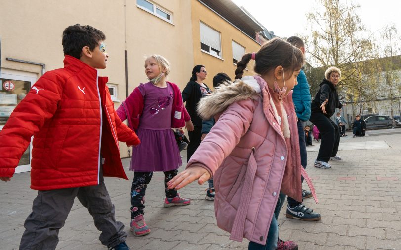 Kinder der Galileo-Schule tanzen mit Pottporus für die Gesundheitswoche.