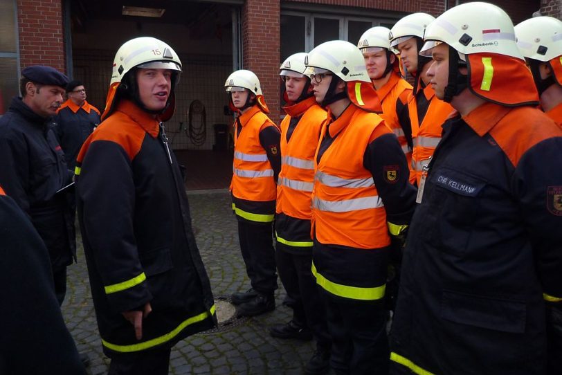 Sieben Feuerwehrleute machen ihr feuertechnische Grundausbildung.
