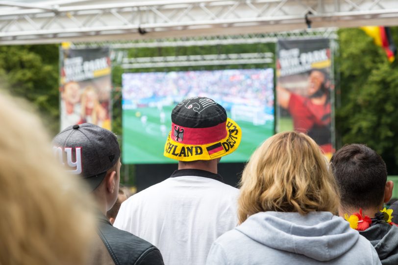 Enttäuschung bei den deutschen Fans: Die DFB-Elf scheidet im Viertelfinale nach einer knappen und später Niederlage gegen Spanien aus dem Turnier aus.