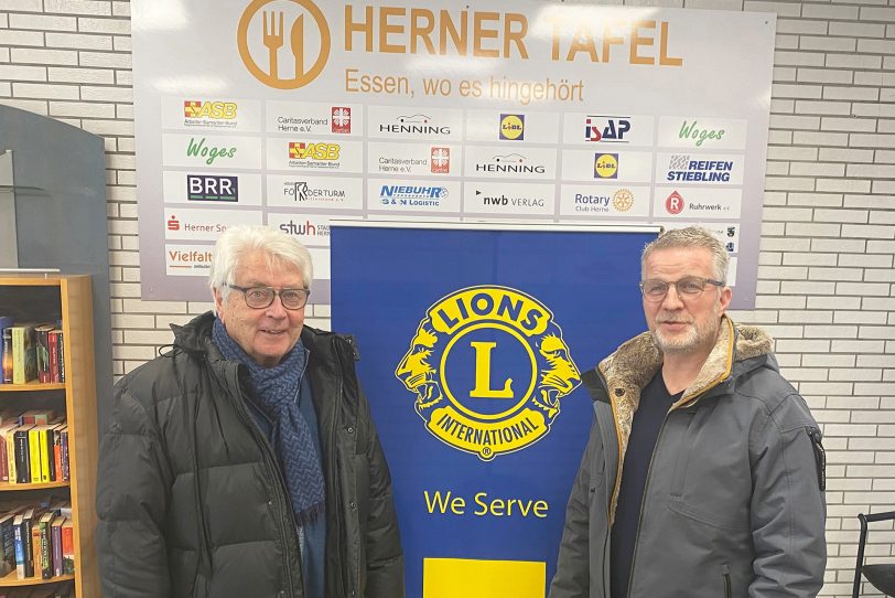 5.000 Euro erhielt die Herner Tafel vom Wanne-Eickeler Lions-Club. Bei der Übergabe: der stellv. Tafel-Vorsitzende Heinz Huschenbeth (li.) mit dem Lions-Präsidenten Stefan Herrmann.