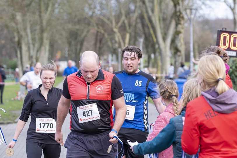 Der 43. Herner Silvesterlauf im Revierpark Gysenberg in Herne (NW), am Freitag (31.12.2021). Coronabedingt ohne Zuschauer und mit 2G.